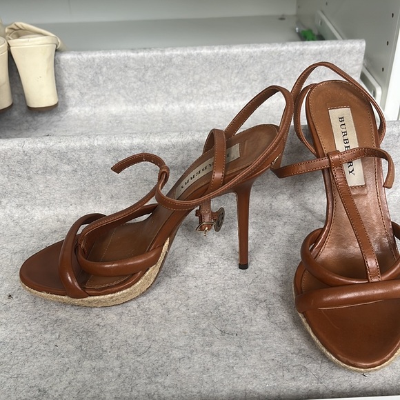 Burberry leather heels size 35 - Picture 3 of 5